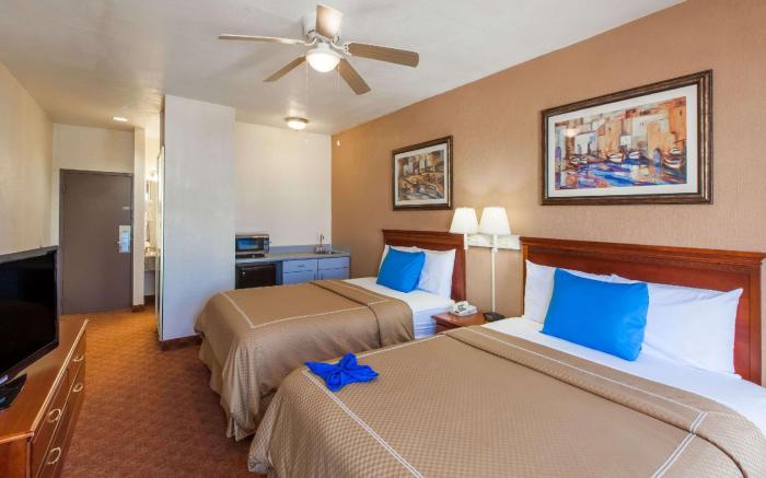 Days Inn & Suites by Wyndham Webster NASA-ClearLake-Houston