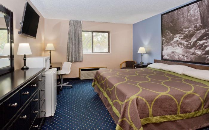 Super 8 by Wyndham Rockford I-90/Casino District