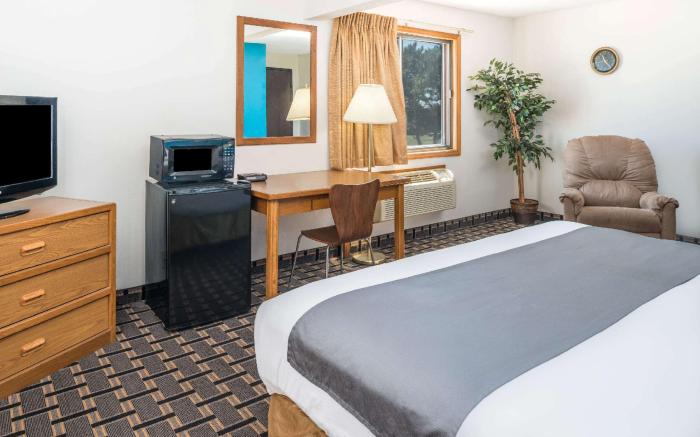 Super 8 By Wyndham Lincoln West