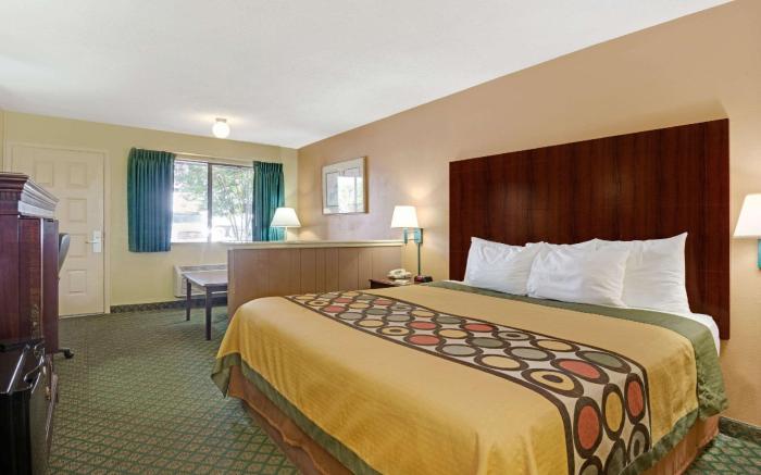 Super 8 By Wyndham Universal City