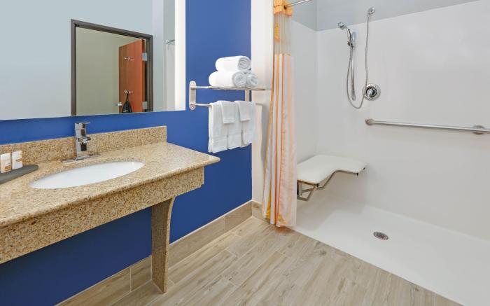 La Quinta Inn & Suites by Wyndham Denton - University Drive