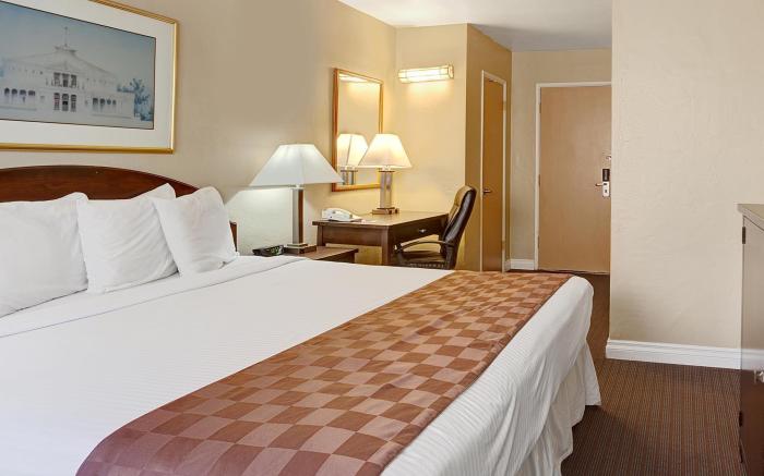 Travelodge by Wyndham Everett City Center