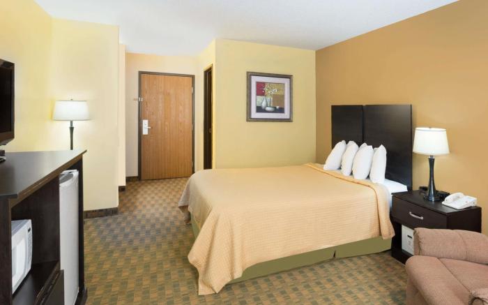 Econo Lodge Inn & Suites