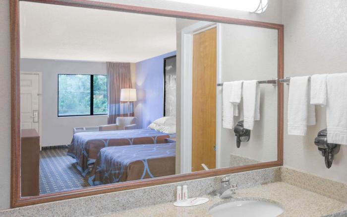 Super 8 By Wyndham Brinkley