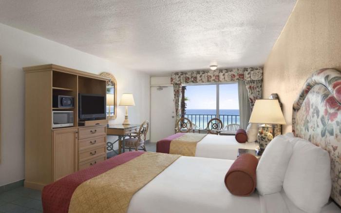 Days Inn by Wyndham Panama City Beach/Ocean Front