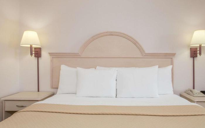 Days Inn & Suites by Wyndham Navarre - near Beaches/Hurlburt