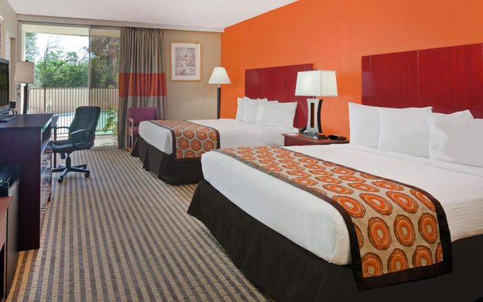 Howard Johnson by Wyndham Arlington Ballpark / Six Flags