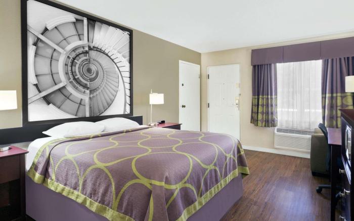 Super 8 by Wyndham Ellenton Bradenton Area