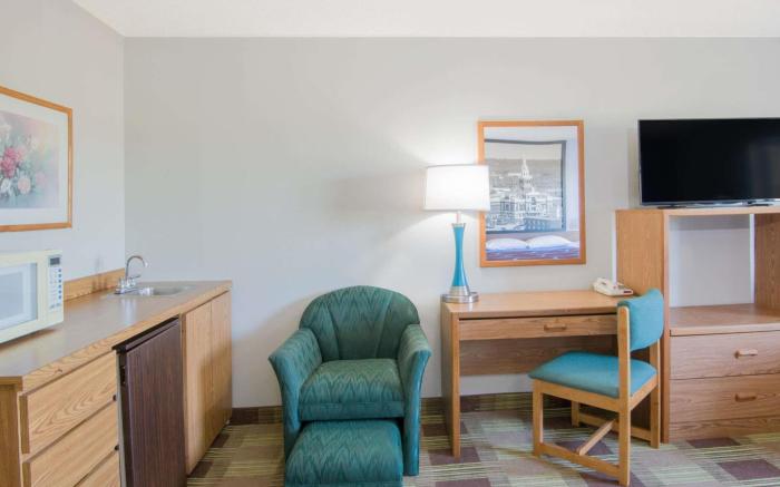 Super 8 By Wyndham Toledo