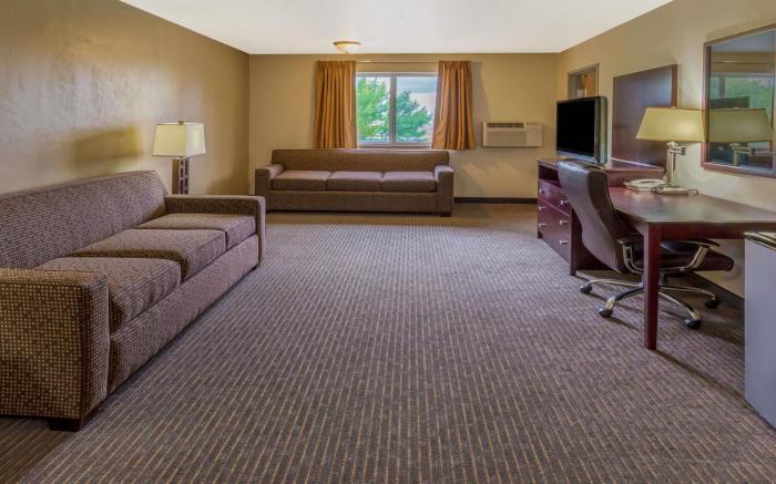 Super 8 By Wyndham Woodburn