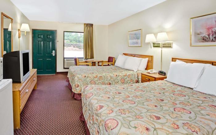 Super 8 By Wyndham Marietta/West/Atl Area