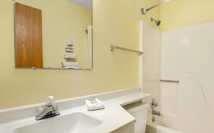 Super 8 By Wyndham Lenexa Overland Park Area