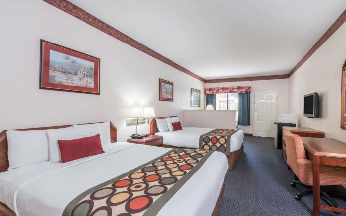 Super 8 By Wyndham Weslaco