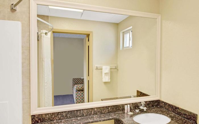 Super 8 By Wyndham Milford/New Haven