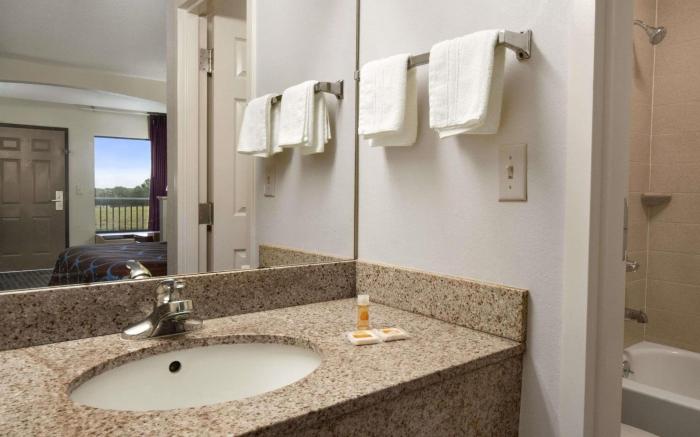Days Inn by Wyndham Clarksville North