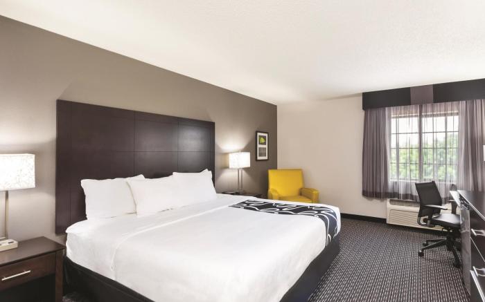 La Quinta Inn & Suites by Wyndham Milwaukee Delafield