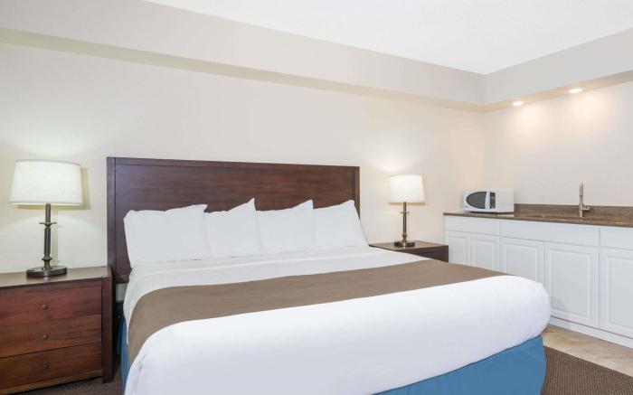 Days Inn & Suites by Wyndham Baxter Brainerd Area