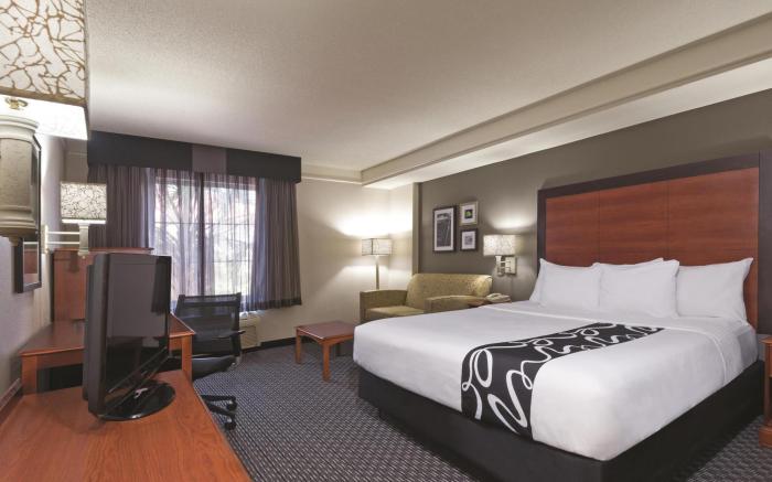 La Quinta Inn & Suites by Wyndham San Antonio Airport