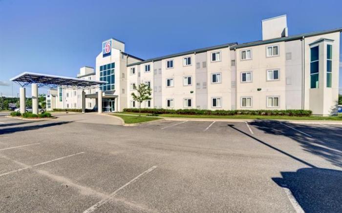 Motel 6-Huntsville, ON
