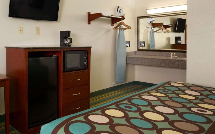 Super 8 By Wyndham Pleasanton