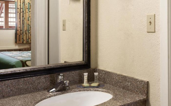 Super 8 By Wyndham Pleasanton