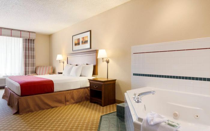 Country Inn & Suites by Radisson, Nevada, MO