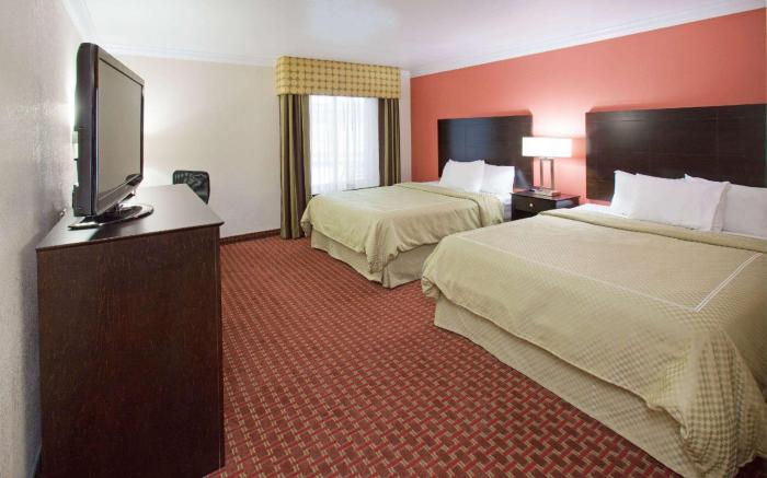 AmericInn by Wyndham Johnston Des Moines