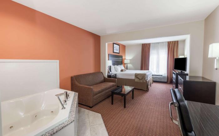 La Quinta Inn & Suites by Wyndham Tulsa Midtown