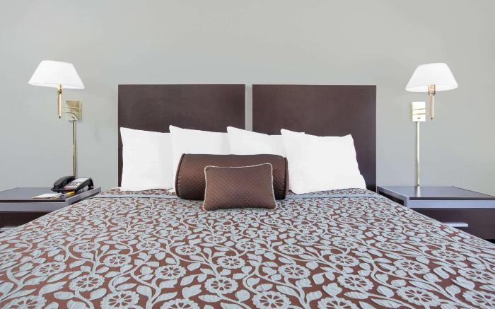 Days Inn by Wyndham Market Center Dallas