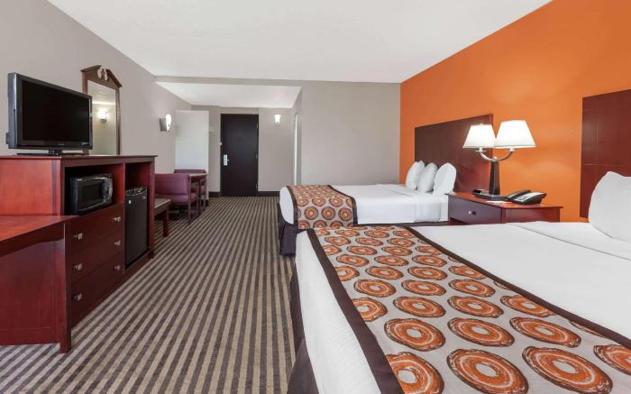 Howard Johnson by Wyndham Arlington Ballpark / Six Flags