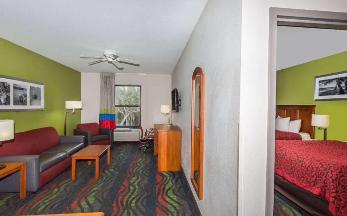 Days Inn & Suites by Wyndham Fort Myers Near JetBlue Park