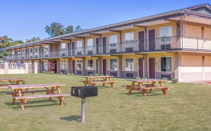 Days Inn by Wyndham Lavonia