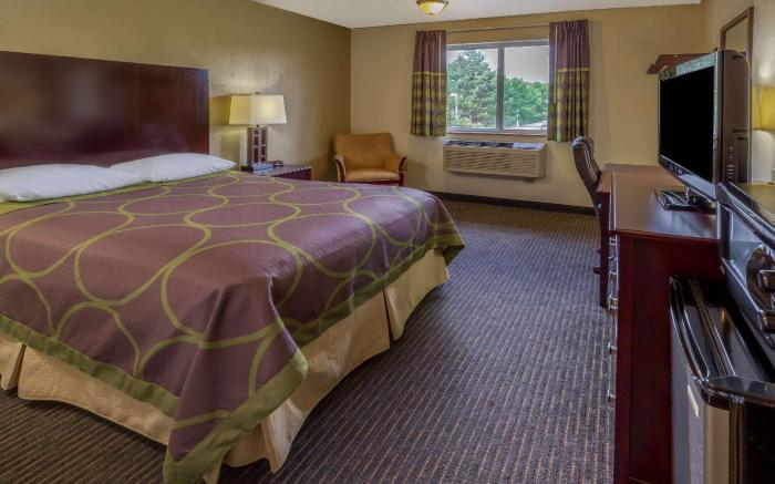 Super 8 By Wyndham Woodburn