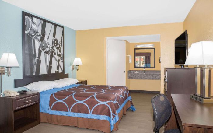 Super 8 By Wyndham Sarasota Near Siesta Key