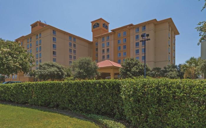 La Quinta Inn & Suites by Wyndham San Antonio Airport