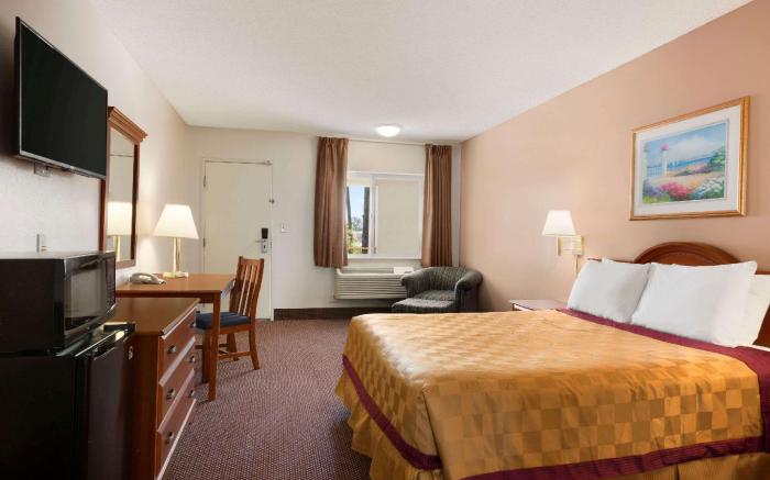 Travelodge by Wyndham Bakersfield
