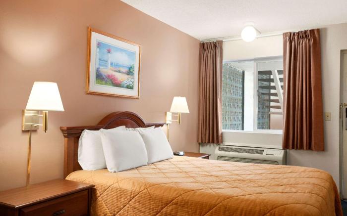 Travelodge by Wyndham Bakersfield