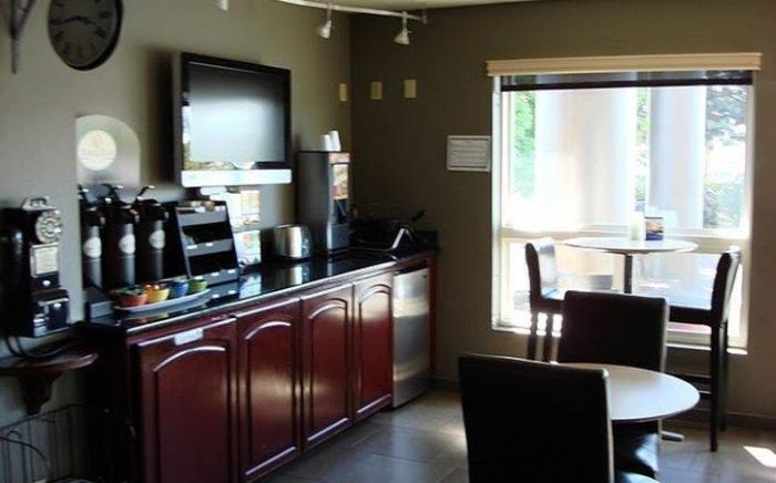 Clackamas Inn and Suites