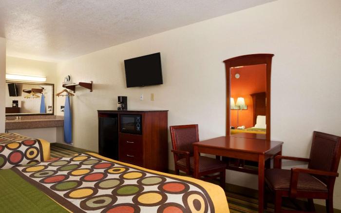 Super 8 By Wyndham Pleasanton