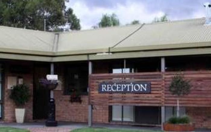 Statesman Motor Inn