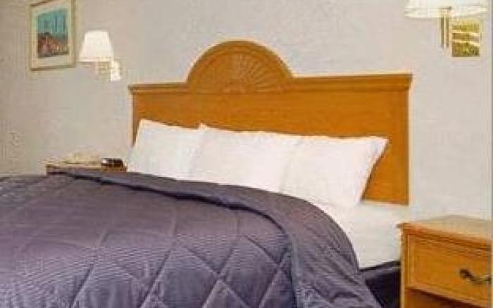 Econo Lodge West - Coors Blvd