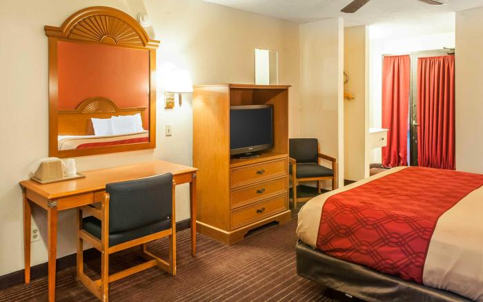 Econo Lodge West - Coors Blvd