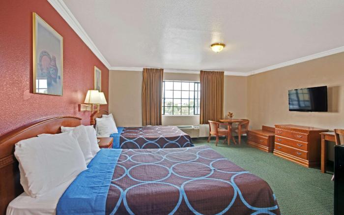 Super 8 By Wyndham Hollywood/La Area