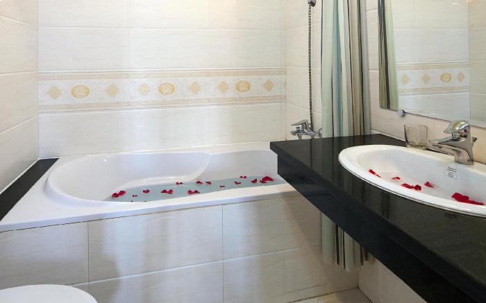 Lucky 3 Hotel & Travel
