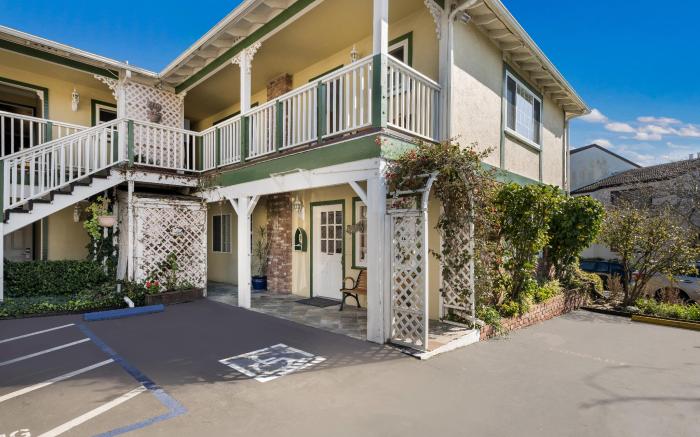 Carmel Inn & Suites