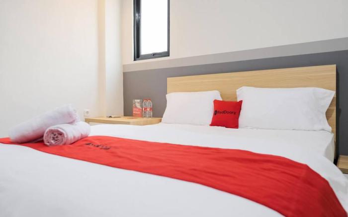 RedDoorz Plus near Taman Anggrek Mall