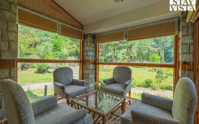 StayVista at Moets Waterfront Estate 3 BR Raison