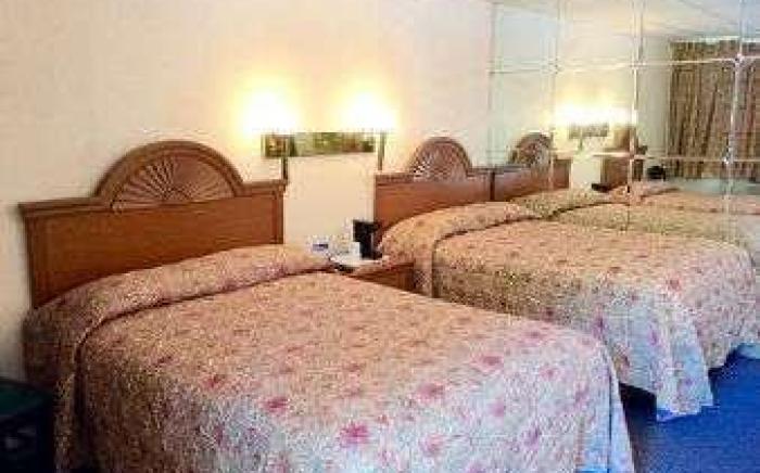 Travelodge by Wyndham Manhasset