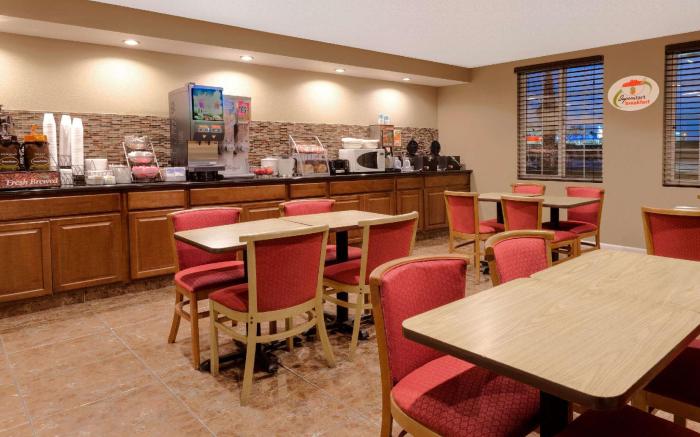 Super 8 By Wyndham Buttonwillow