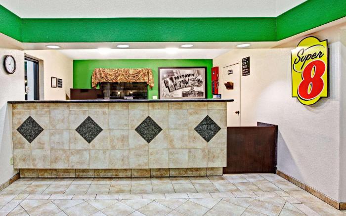 Super 8 by Wyndham Baytown / I-10